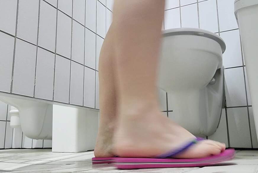 MissMistress: N**ses Popöchen im Schwimmbad