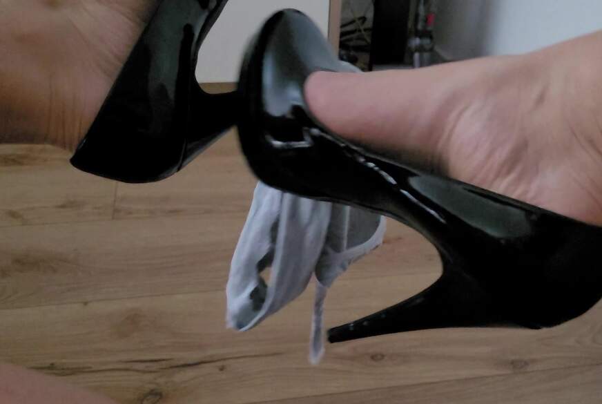 MissMistress: Stark Getragenen Schlüpfer mit Heels verfüttern