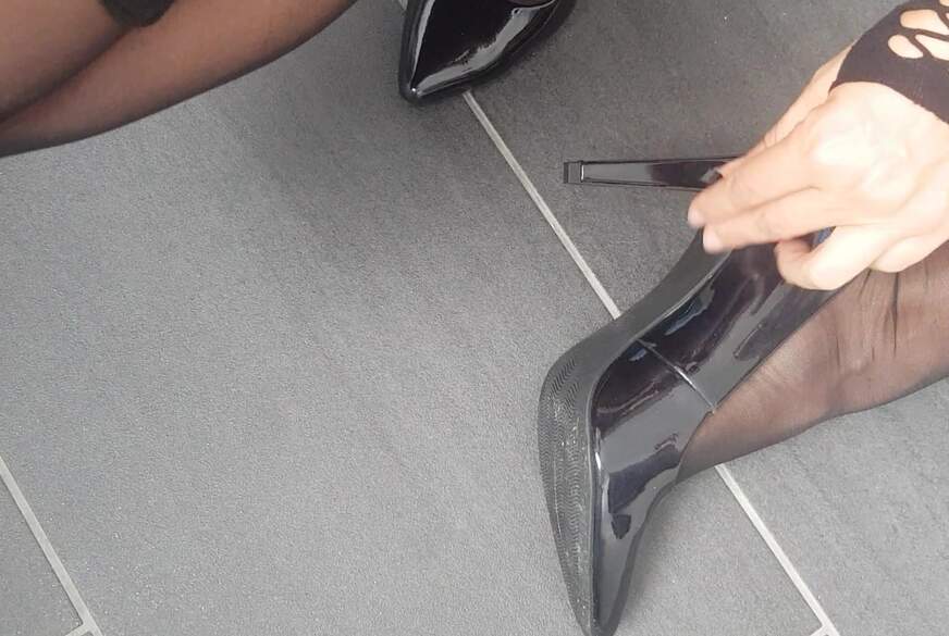 MissMistress: schwarze Lackheels Füße und Overt Höschen und W***sabsatz