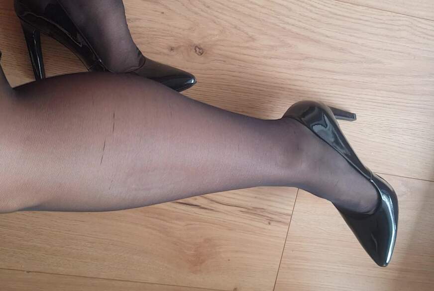 MissMistress: schwarze Lackheels Füße und Overt Höschen und W***sabsatz