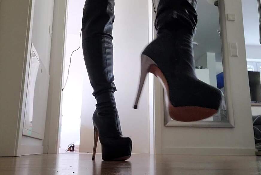 MissMistress: Heißes Babe in Lack Overknees uns S***psen