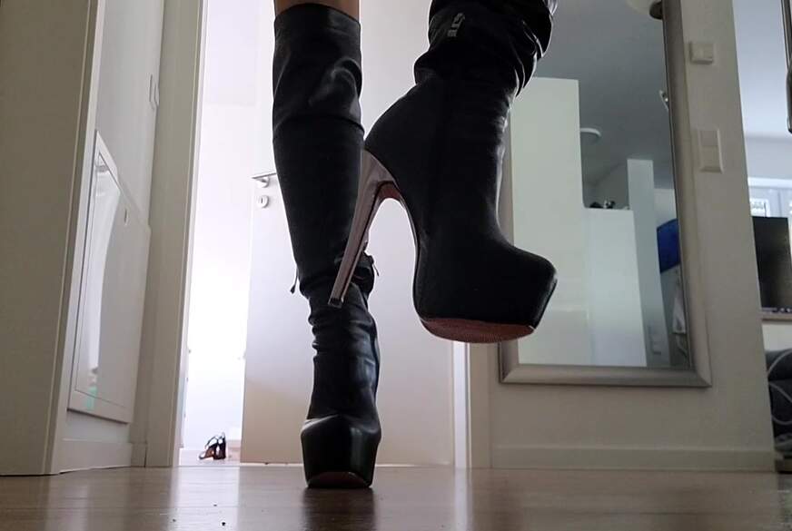 MissMistress: Heißes Babe in Lack Overknees uns S***psen