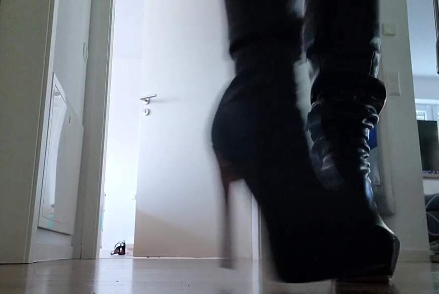 MissMistress: Heißes Babe in Lack Overknees uns S***psen