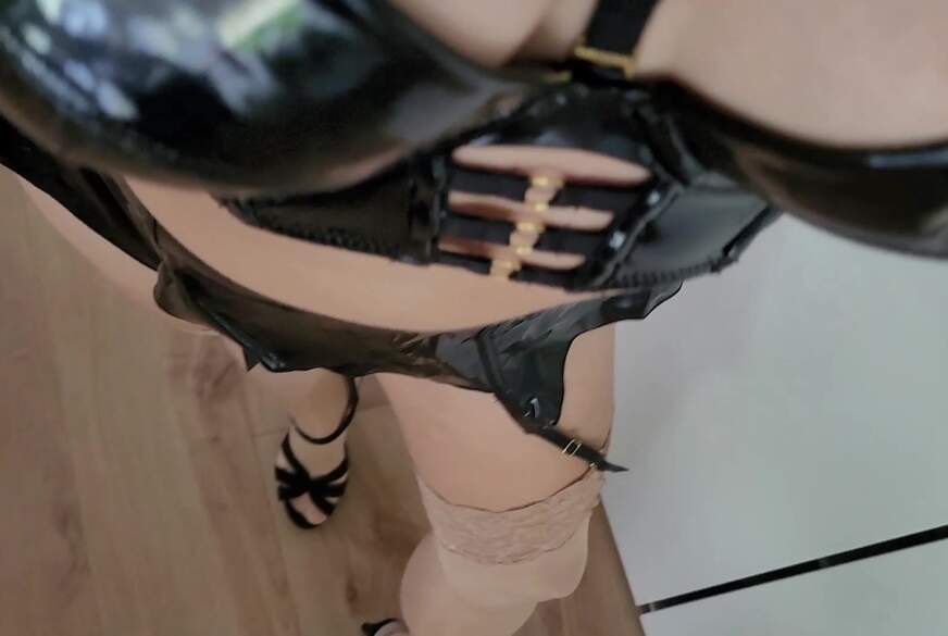 MissMistress: Viel M****is*****m im Fetisch Outfitt, den P***ys**t abgel***t