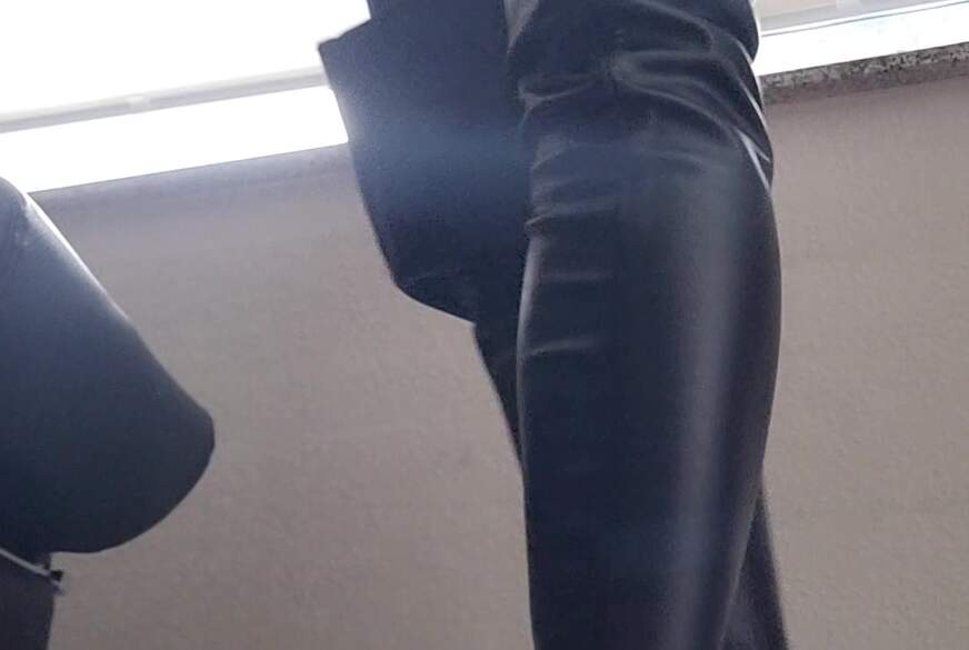 MissMistress: Kontrolle über dich in heftig geilen Overknees