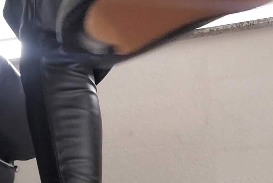 MissMistress: Kontrolle über dich in heftig geilen Overknees