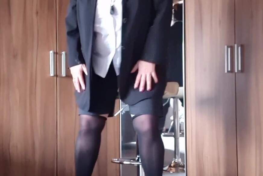 LadyMercedes: Heißer Strip nach dem Büro