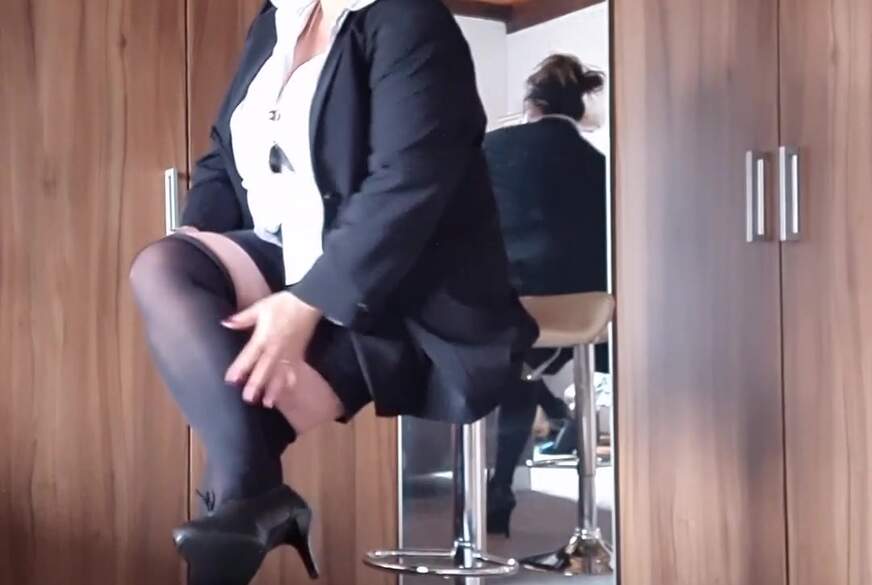 LadyMercedes: Heißer Strip nach dem Büro