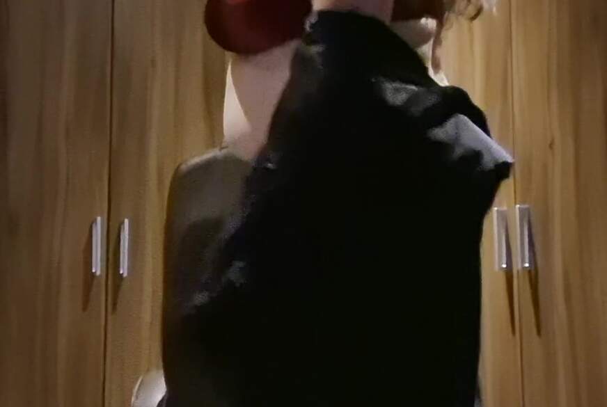 LadyMercedes: Strip in feinen Strumpfhosen