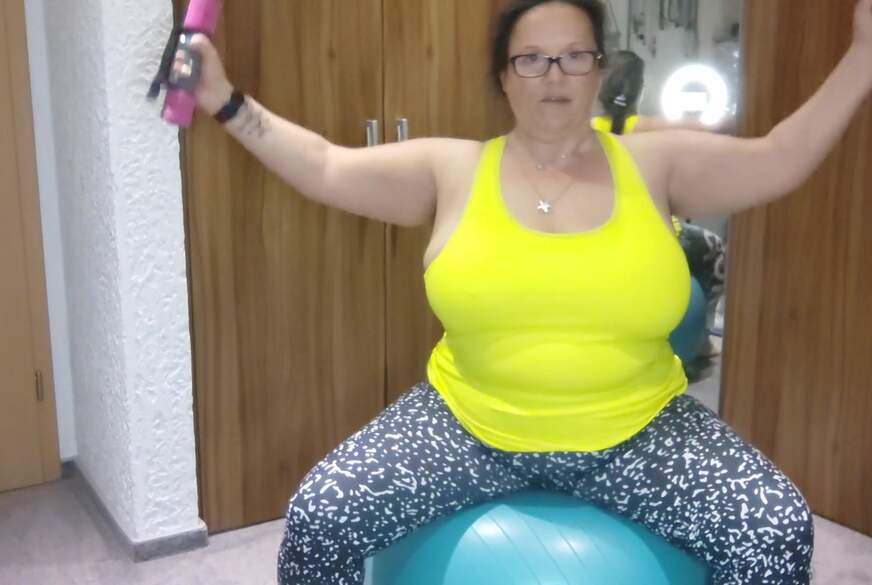 LadyMercedes: Sport mit dem riesen Ball