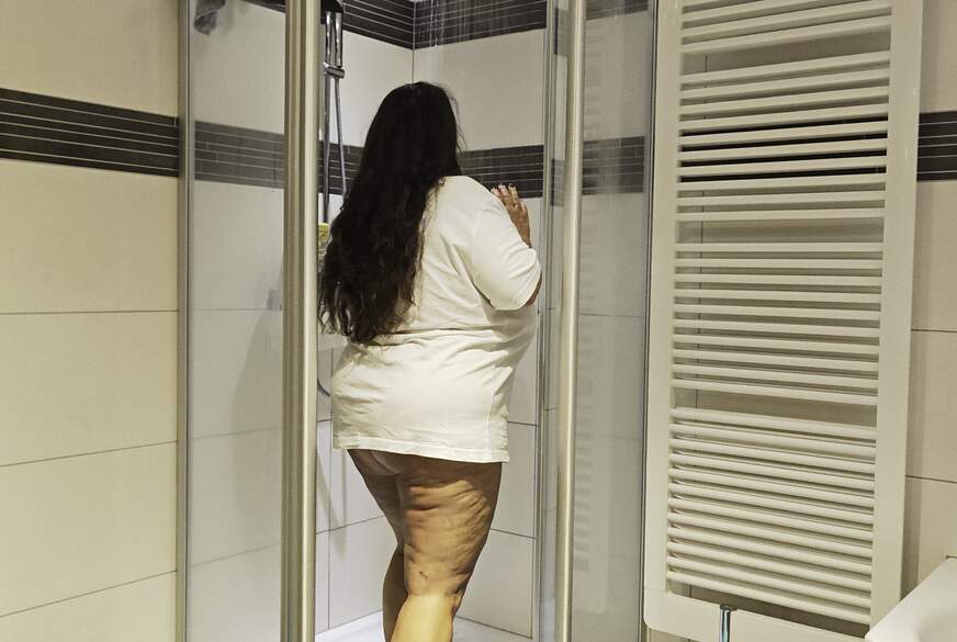 LadyMercedes: Duschen im Weißen Shirt ?