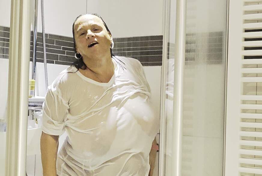 LadyMercedes: Wet Tshirt Contest