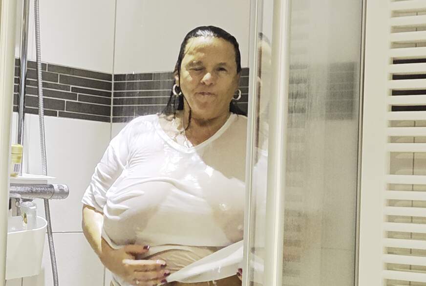 LadyMercedes: Wet Tshirt Contest