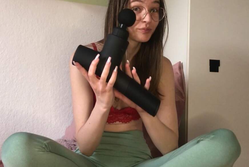 VIEL ZU KRASS!!! EXTREM H**tE MASSAGEPISTOLE!!!  Mein ERSTES MASTURBATIONSVIDEO! von Emmi-Hill