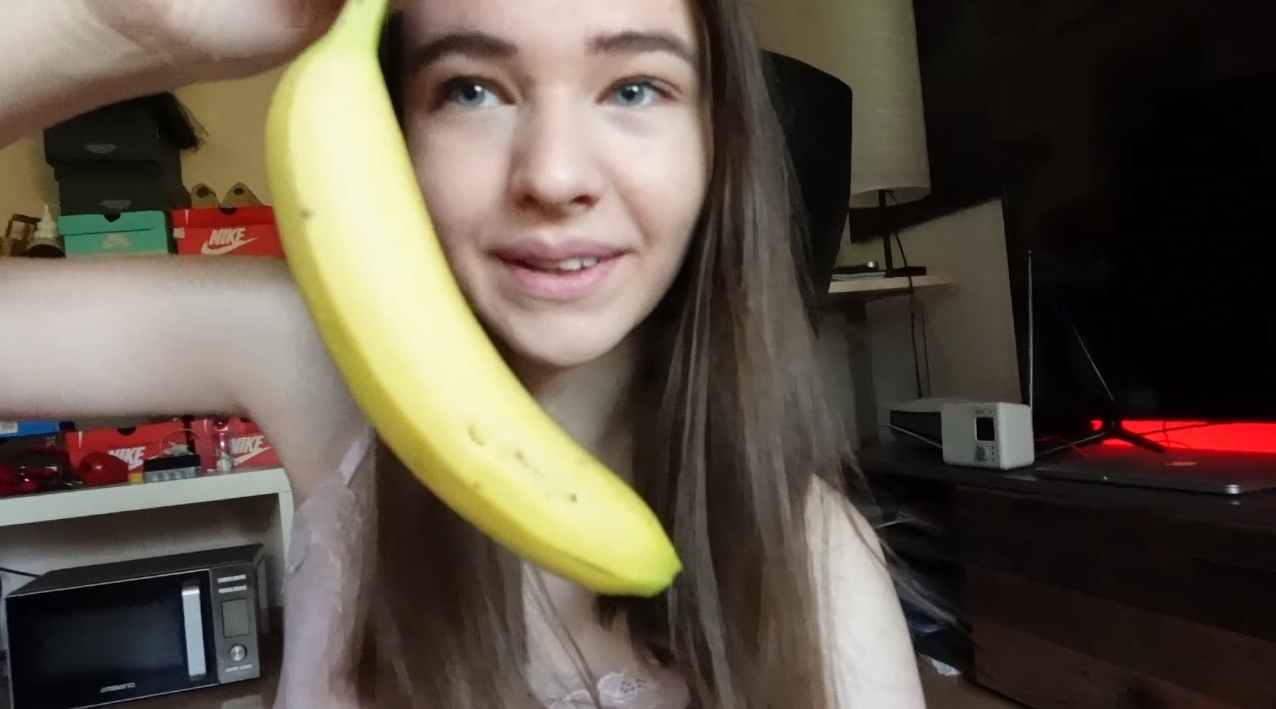 Zieh dich aus, mein lieber Banana-Joe, den ich erzähle dir ausführlich wie ich es liebe gefickt zu werde. Fang ganz langsam an, ärger mich mit deiner prallen Spitze und fick mich immer schneller, bis ich mit deinem harten Schwanz in mir komme! Hast du Stift und Zettel in der Hand oder deinen Schwanz?