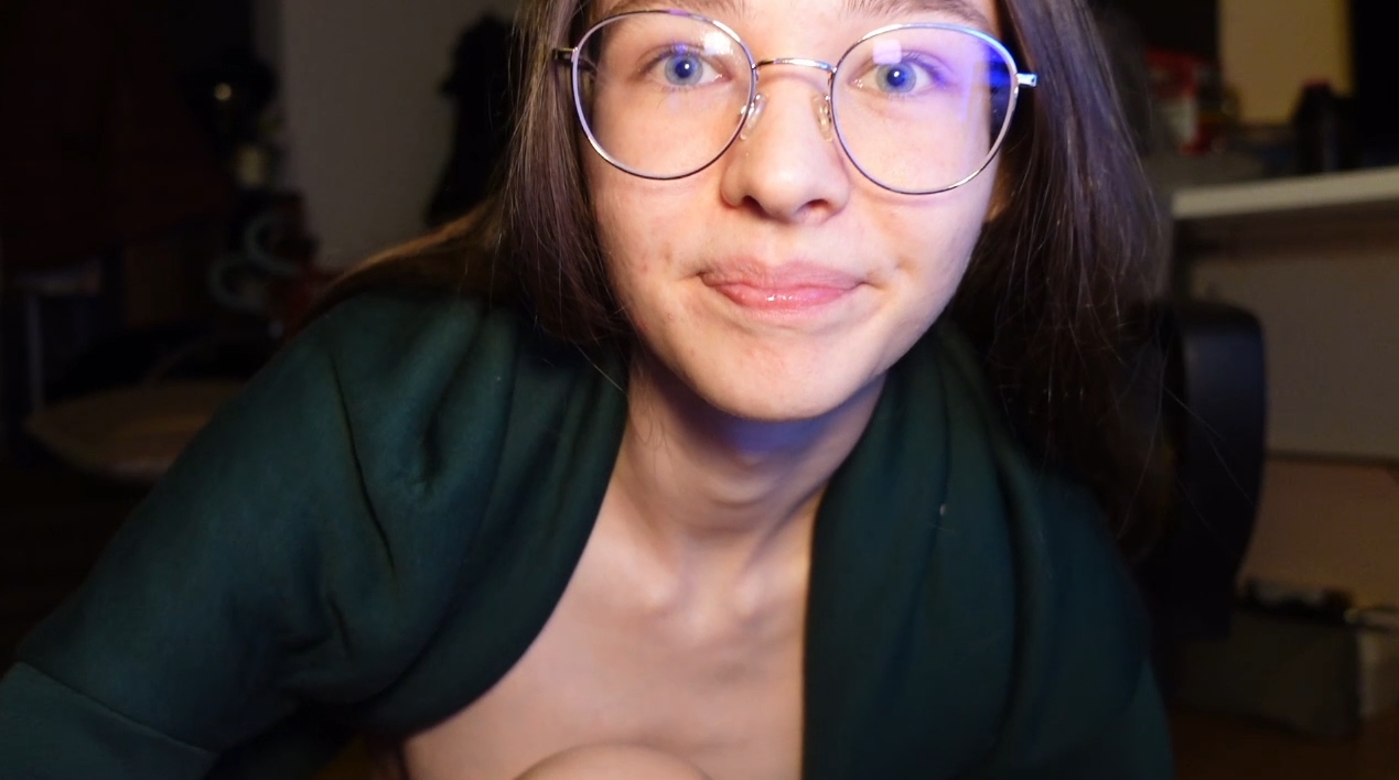 Ich habe endlich Zeit für mich ganz alleine gefunden und die nutze ich natürlich auch ganz bewusst nur für mich! Und wie kann ich die so intensiv wie möglich gestalten? Richtig... in dem ich meine Pussy so richtig schon nass wichse, meinen Kitzler rubbel und den Saft fließen lasse! Wie nutzt du deine Me-Time!