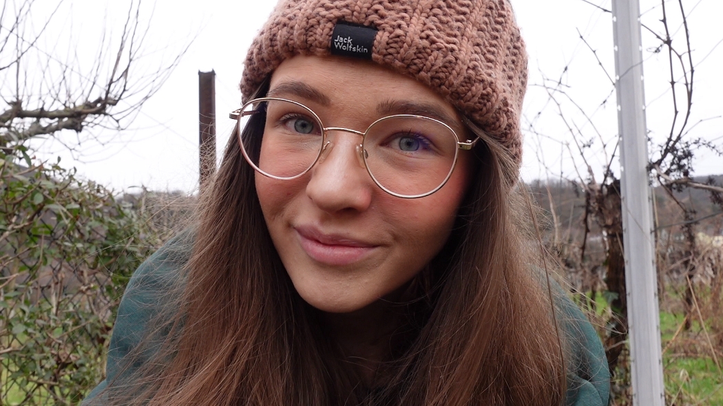 Outdoor Piss vergnügen mit Emmi! Du hast es dir gewünscht... also bekommst du es! Ich bin draußen unterwegs und wie das bei uns Frauen halt so ist müssen wir immer strullern! Ja und ich bin da keine Ausnahme. Aber du hast dir ja ein Outdoor Piss Video von mir gewünscht, also passt das wunderbar!