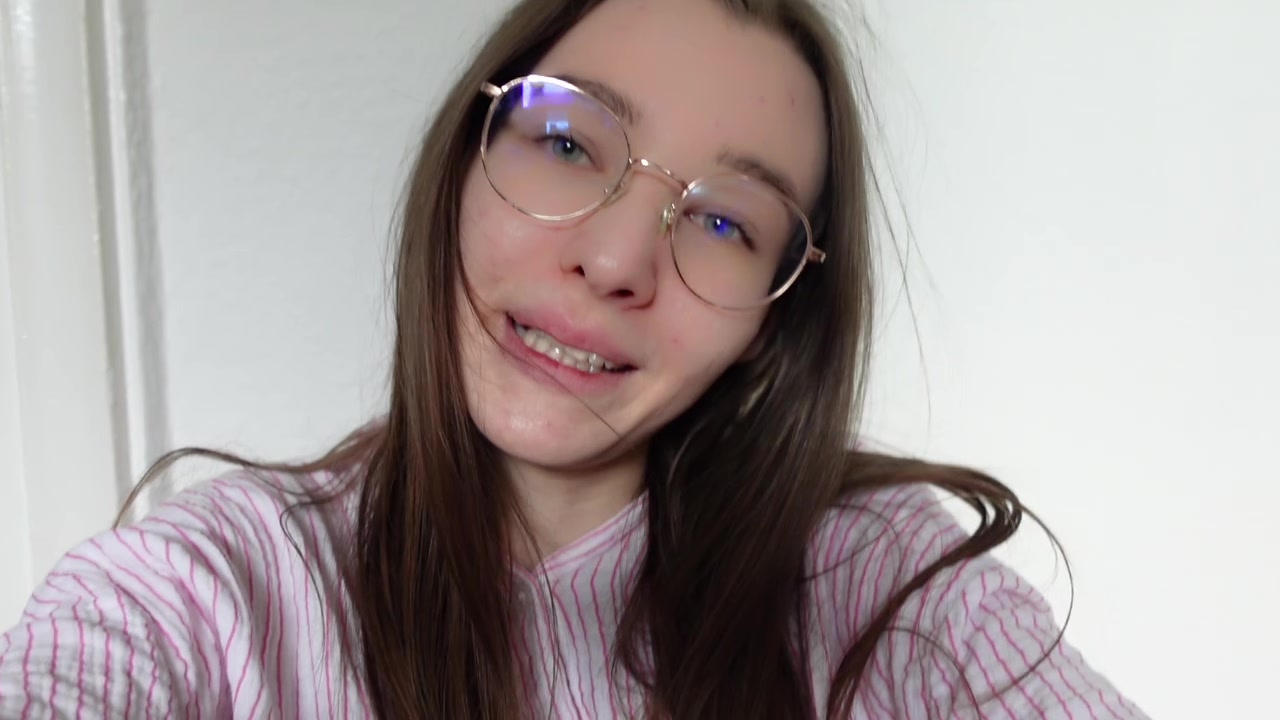 Seit langer Zeit mal wieder in meinem Zimmer und da fällt mir natürlich nichts Besseres ein, als erstmal wieder mein Revier mit meinem geilen FotzenSaft zu markieren! Machst du das, auch wenn du länger wo nicht warst?