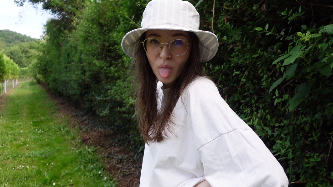 Best of OUTDOOR PISSEN! Ich habe die letzte Zeit ein paar Ausflüge in die Natur gemacht und ja wie das halt so ist mit und Weiblichen wesen, wir MÜSSEN IMMER! Ja also lasse ich halt einfach laufen und nehme es für dich auf.