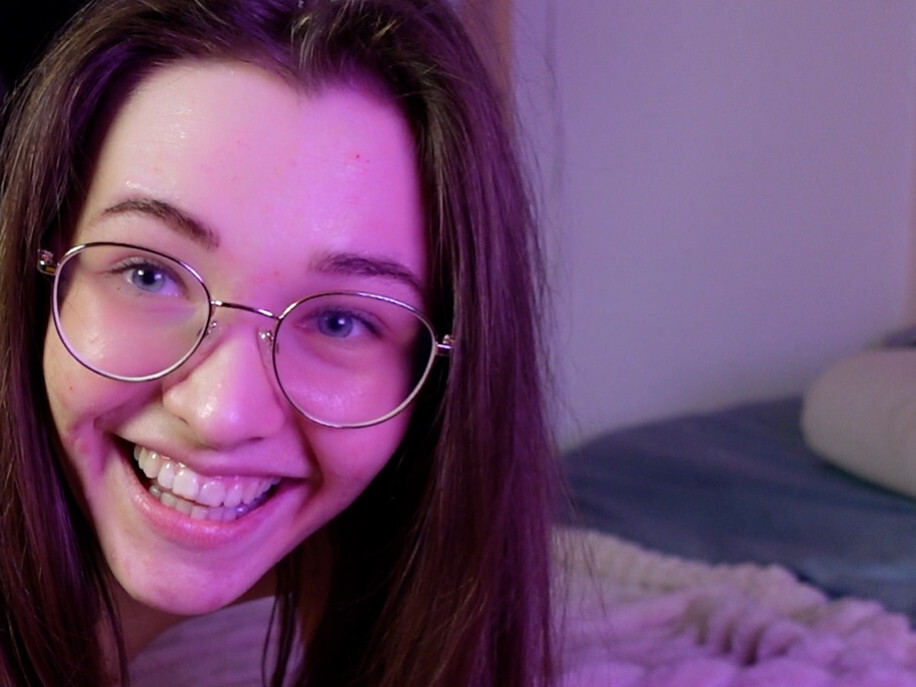 Der Winter kann ja schon aufs Gemüt schlagen, gehts dir auch so? Ich habe meine Lösung gefunden :) Einfach einen Schwanz der mich hart durchfickt und mich endlich wieder happy macht! Vielleicht hilft dir meine Pussy ja auch mal wieder so richtig glücklich zu sein :-*