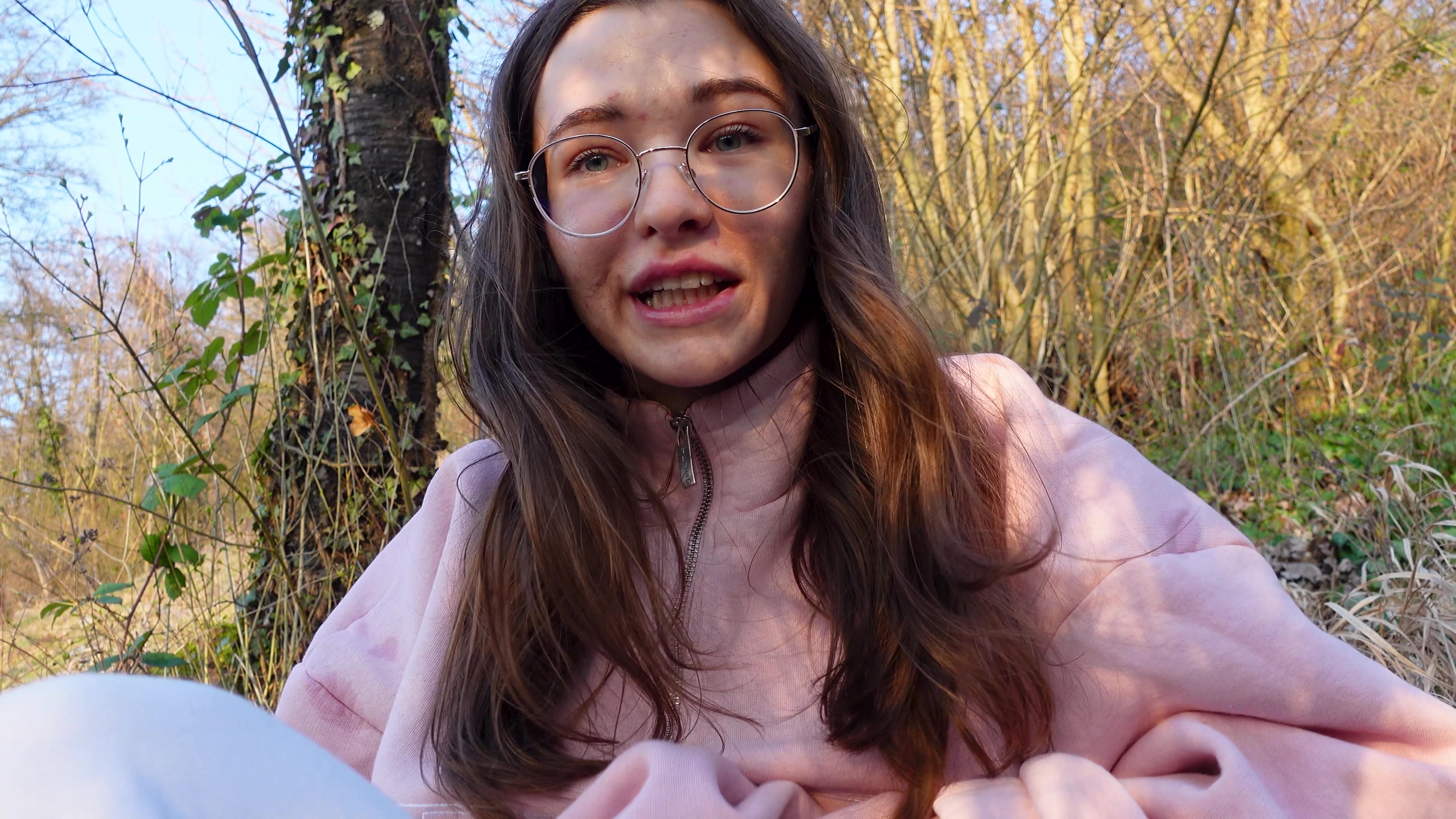 Ja habe ich, weil böse Mädchen ab und zu mal einen den Arsch versohlt haben müssen! Haha und weil ich selber weiß das ich nicht immer ganz artig bin, mache ich es für dich! Um so roter der Arsch um so lieber die Emmi! Aber mal RealTalk, wollen wir überhaupt eine liebe Emmi? Oder Lieber unartig und dafür öfter mal welche auf den Arsch?