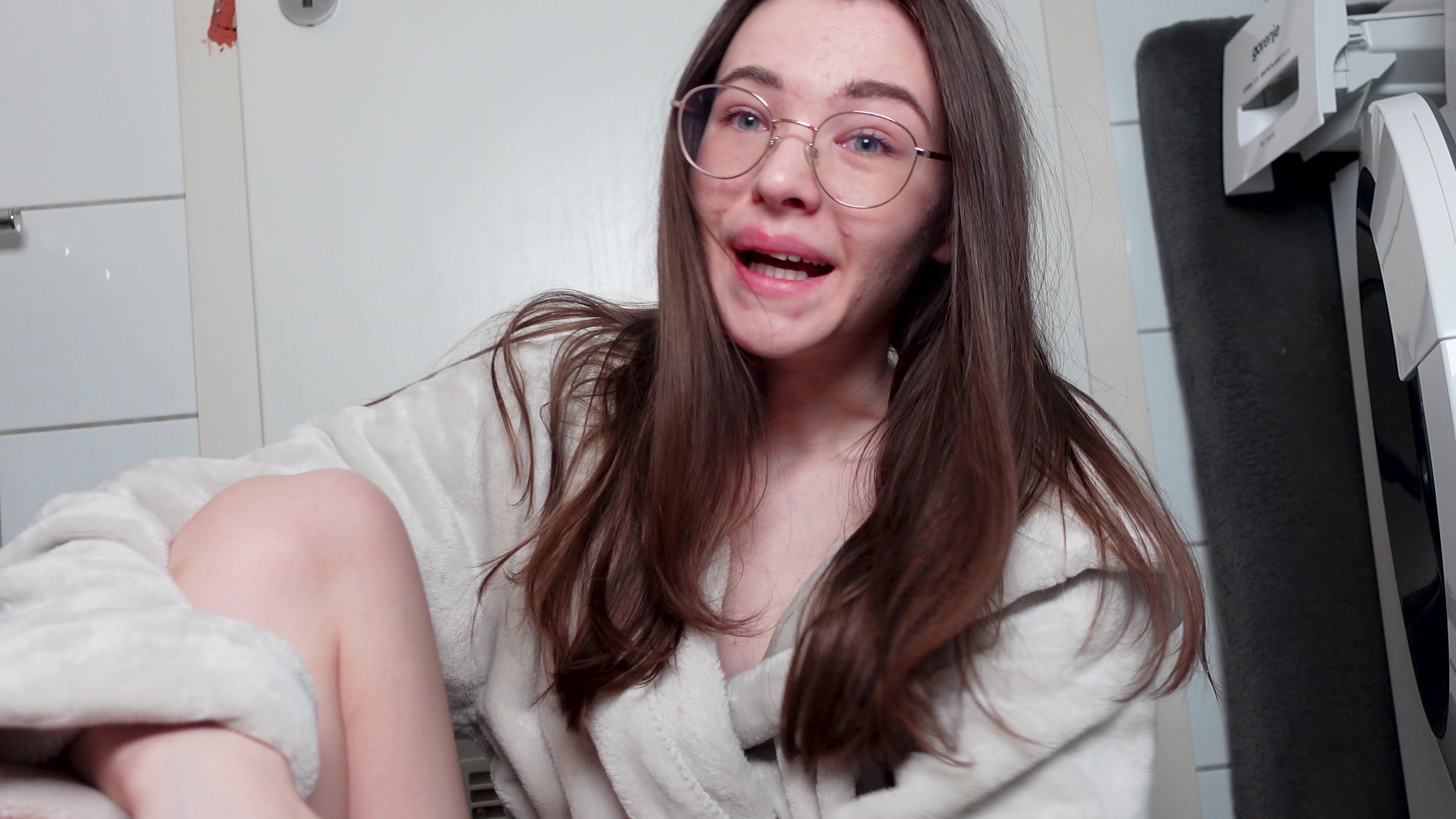 Ja wenn´s einmal geil ist bleibts nicht bei einmal! Ich bin so horny und es ist so geil endlich mal wieder richtig abzusquirten, dass ich nach dem ersten massiven Squirt einfach noch ne zweite runde hinterher schieben muss! Wenn ich den Boden schon komplett vollspritze dann muss sich das sauber machen auch Lohnen!