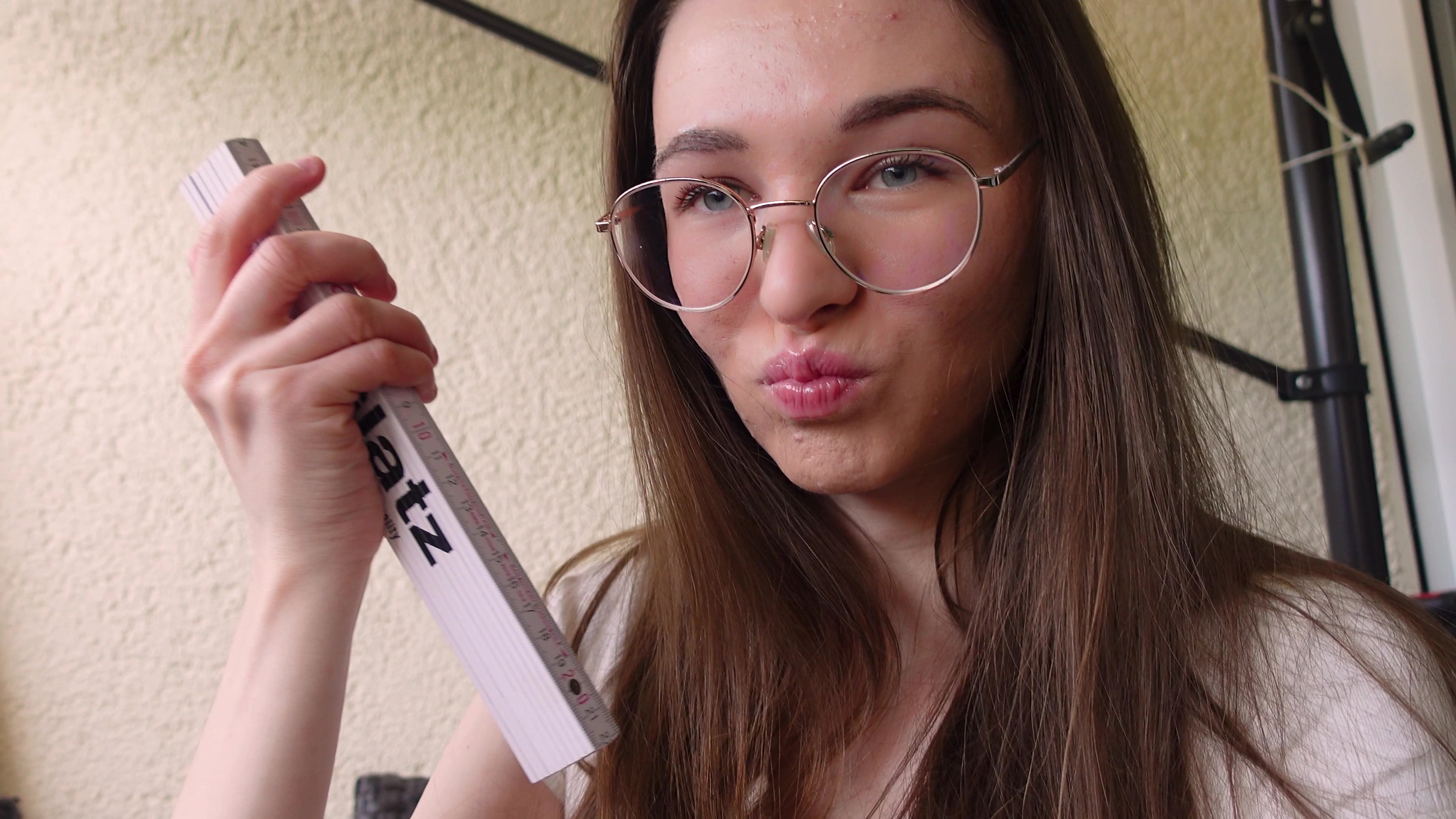 Wir wissen ja nun das meine Pussy groß ist, aber wie groß bzw. wie lang meine Lippen sind, das weiß ich nicht. Darum schnappe ich mir mal meinen Zollstock und messe nach, weil wer sagt denn das nur die Männer nachmessen dürfen? Hehe