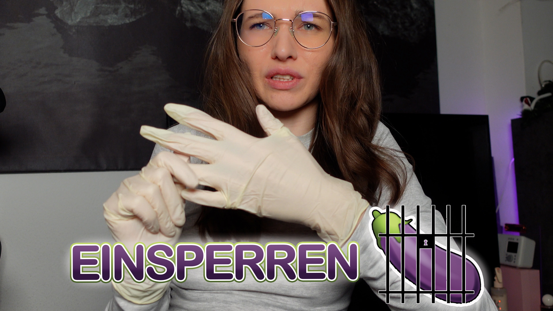 Sowas habe ich ja noch nie gesehen… naja von sehen kann man ja auch nicht wirklich sprechen, ehr erahnen, so klein ist er! Ich zeig dir was du nie mit deinem Stummelchen berühren wirst… wie meine Pussy schön gefüllt aussieht. Sperr das kleine ding weg und lass mach lachen!