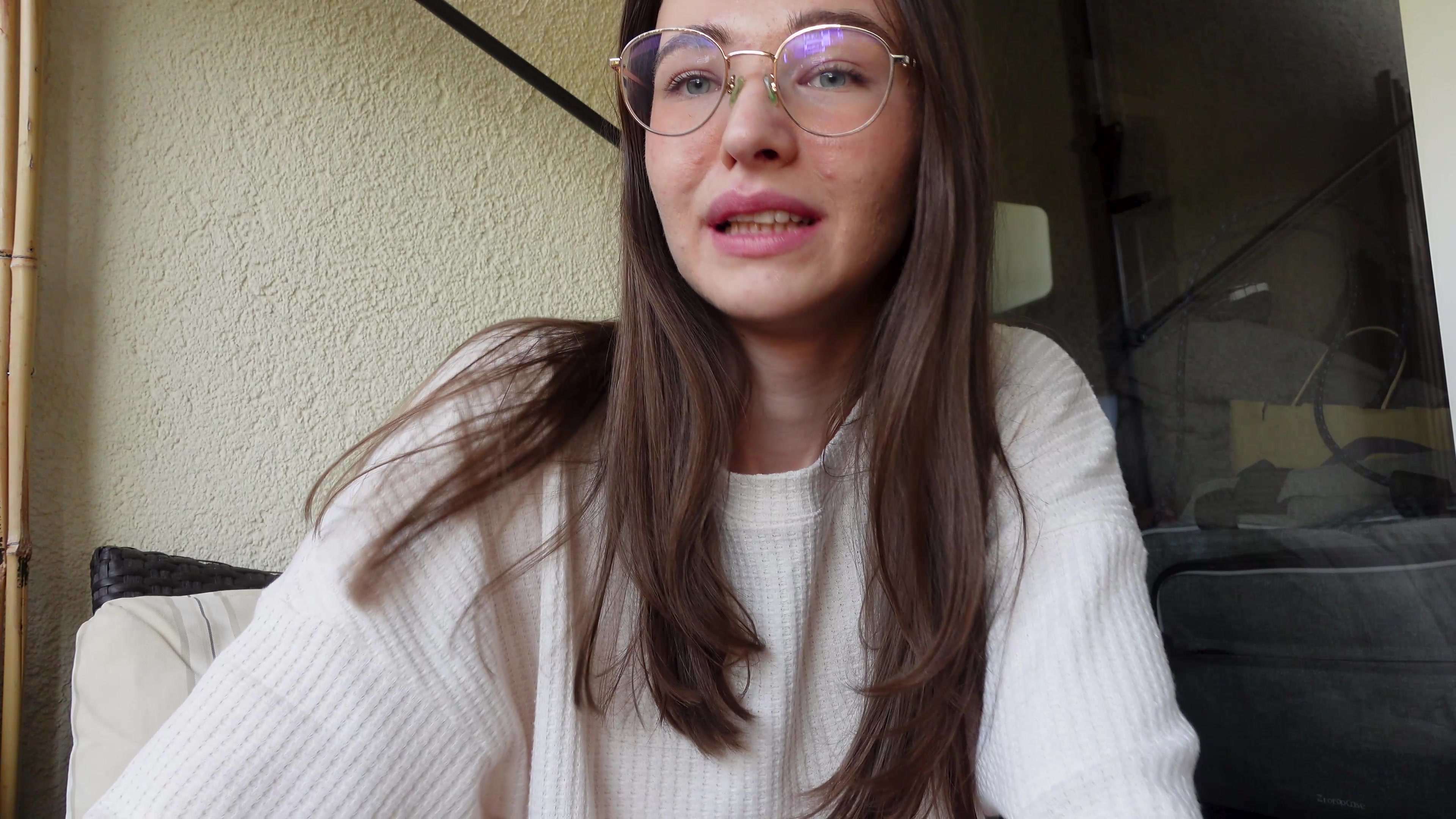 Ja der Titel sagt denke ich alles! Emmi in heißen Nylons, die ich auch noch an genau der richtigen stelle kaputt mache um an meine schönen langen Lippen zu kommen und das ich sie mir nicht über den Kopf gezogen habe ist  klar und somit ist auch klar welche Lippen gemeint sind… hihi