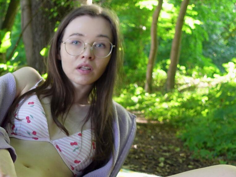 Ich habe mir ein schönes Plätzchen am See gesucht wo ich mich vergnügen kann. Das Wasser ist mega kalt, aber ich bin mega heiß! Hihi Heiß im Sinne von schmutzigen und versauten Gedanken und nur weil ich man mich erwischen könnte lasse ich mir den spaß ja nicht nehmen, ich lasse sogar noch was am See zurück, was erfährst du ganz am ende