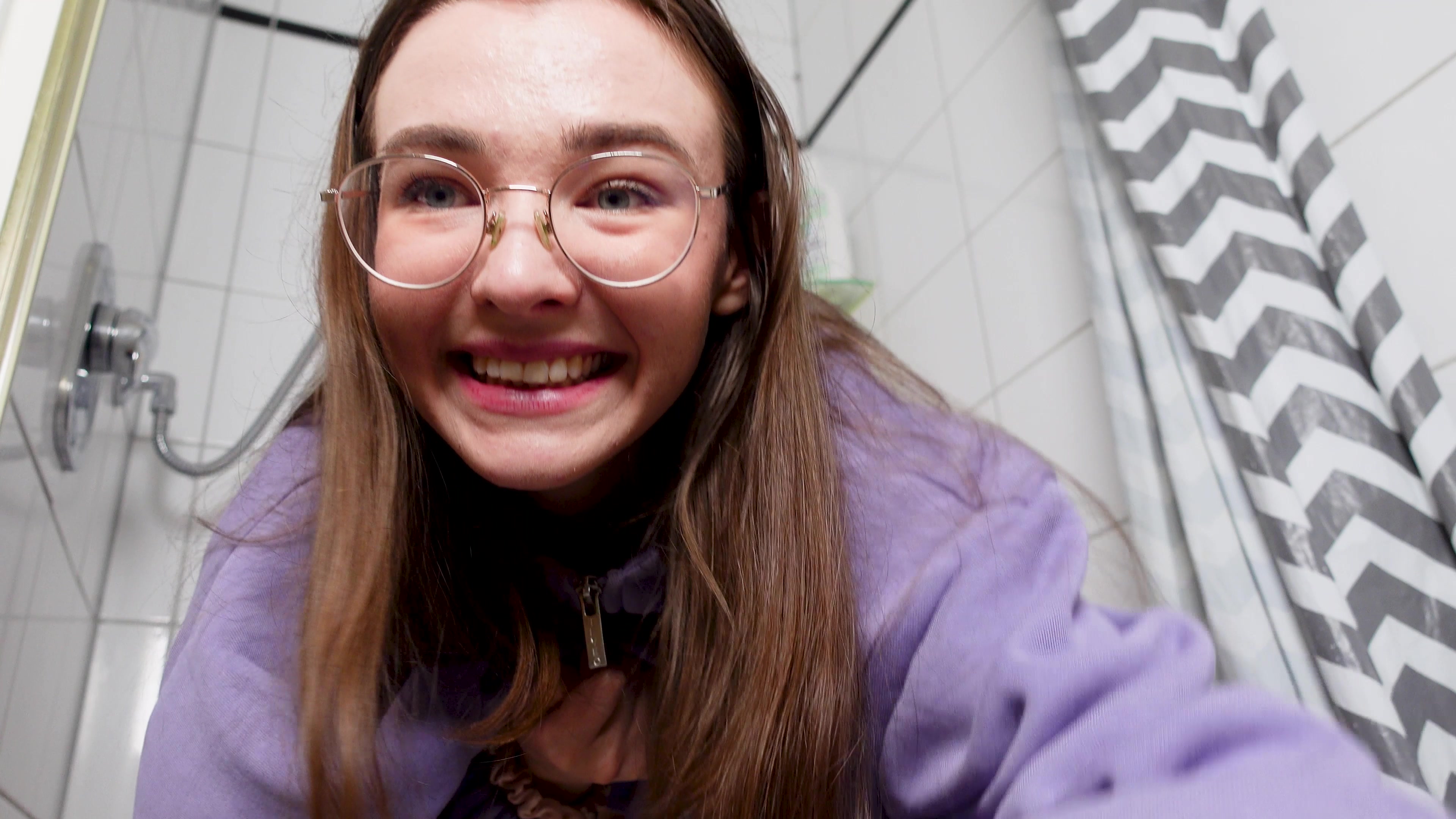 Ich konnte einfach nicht mehr an mich halten…  
Drinnen, draußen, Boden oder Bad, ich lass es ÜBERALL laufen, ganz egal wo ich gerade bin.
Mehrere Clips, ein Ziel: pure Erleichterung und maximaler Voyeur-Genuss  
Komm mit auf meine feucht-frivole Pinkelreise, du wirst kein trockenes Höschen behalten