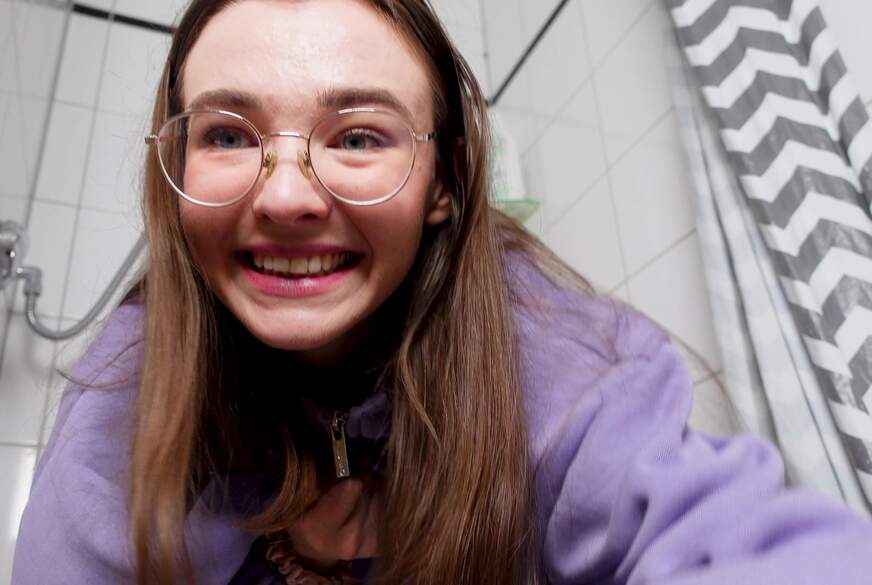 Emmi-Hill: Pinkel-Session Deluxe! Draußen und drinnen, ich lass alles laufen!