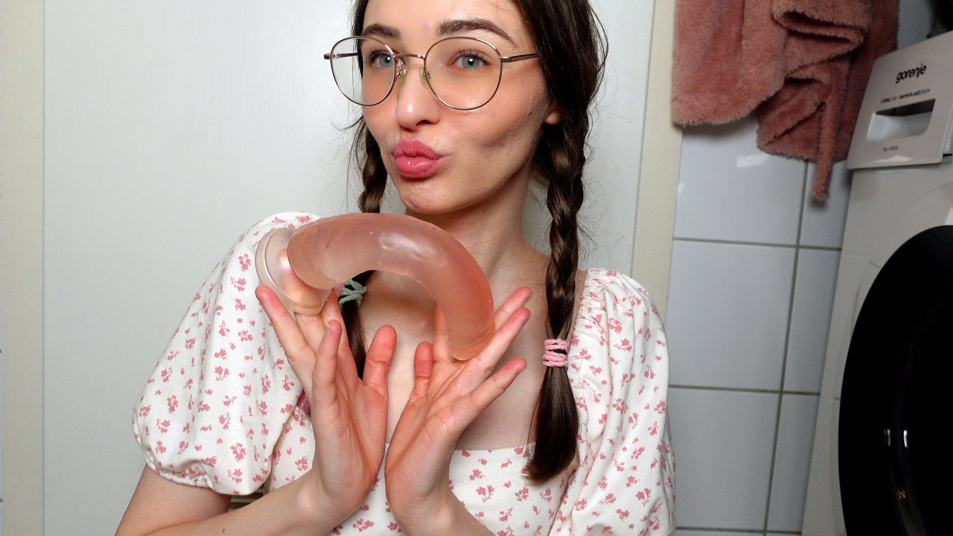 Eigentlich, ja eigentlich sollte es „nur“ ein geiler ausritt auf meinem Badezimmerboden werden aber das was dann passiert ist, kompletter kontrollverlust und völlige squirt extase!