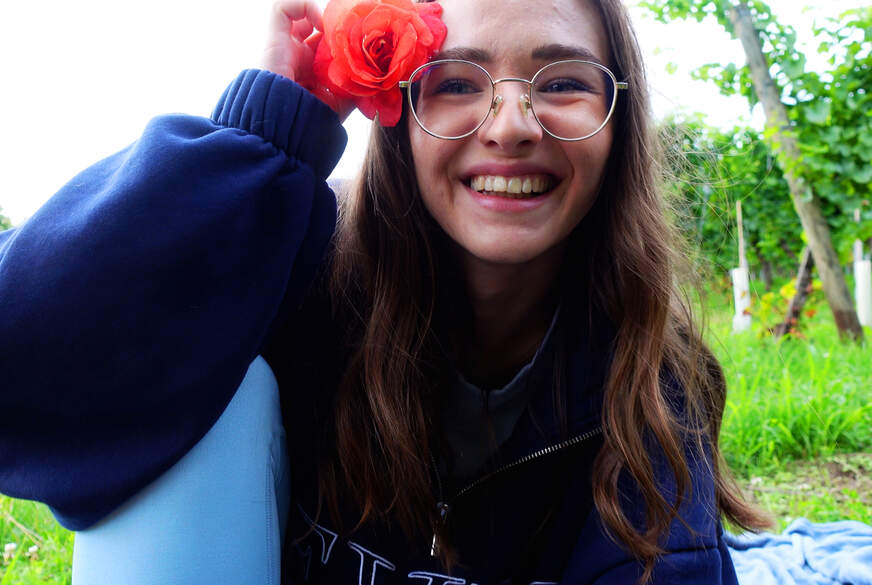 Emmi-Hill: Outdoor-W************g! Meine langen S*********n wackeln im Wind, während ich dich anleite!