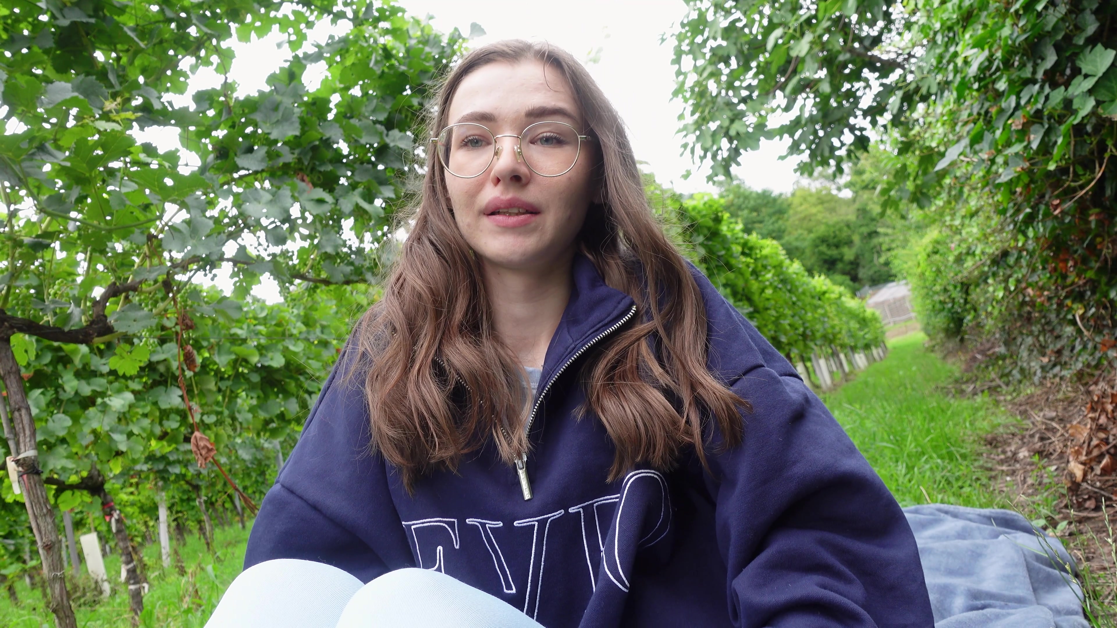 Trotz Dauerregen ist es draußen noch nicht nass genug, deshalb muss mein Schmetterling da nachhelfen und gleich noch die Wiese befruchten! Outdoor Squirten hatte ich noch nie geschafft… ich mag es mich selber zu challengen und wenn es dann auch noch klappt dann bin ich mehr als happy! Wenn du auch mal eine Idee für eine Challenge hast dann schreib mir einfach