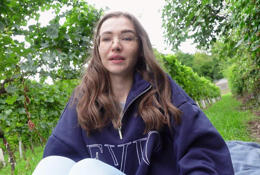 Emmi-Hill: OUTDOOR S****t CHALLANGE! Mein Schmetterling befruchtet die Wiese!