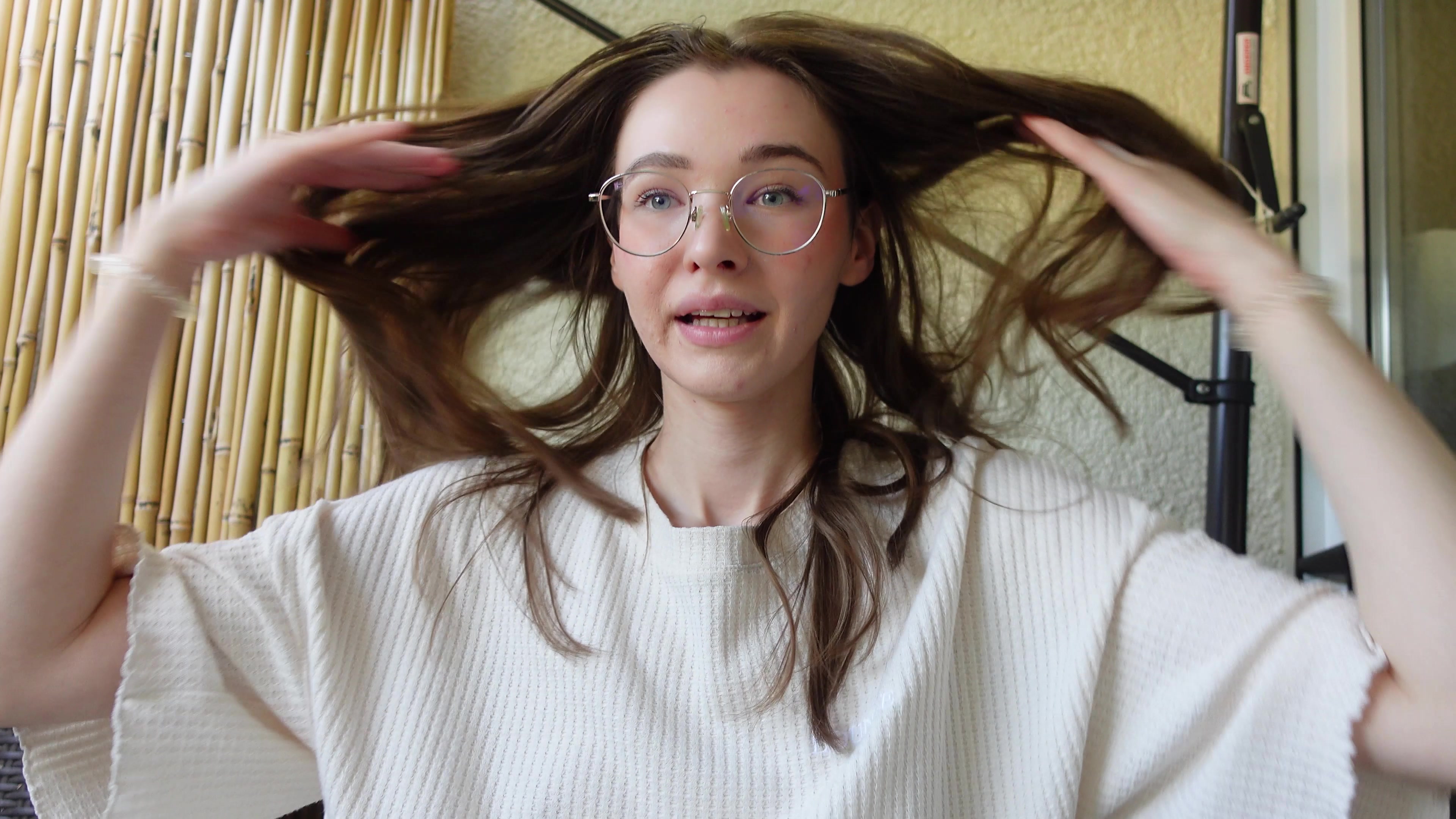 Ja ich war die letzte Zeit doch ein wenig Faul und weil es sonst keiner macht, muss ich mir selber den Arsch versohlen! Naja und weils halt auch einfach geil ist, hihi! Wann hat dir das letzte mal jemand den Arsch gespankt?