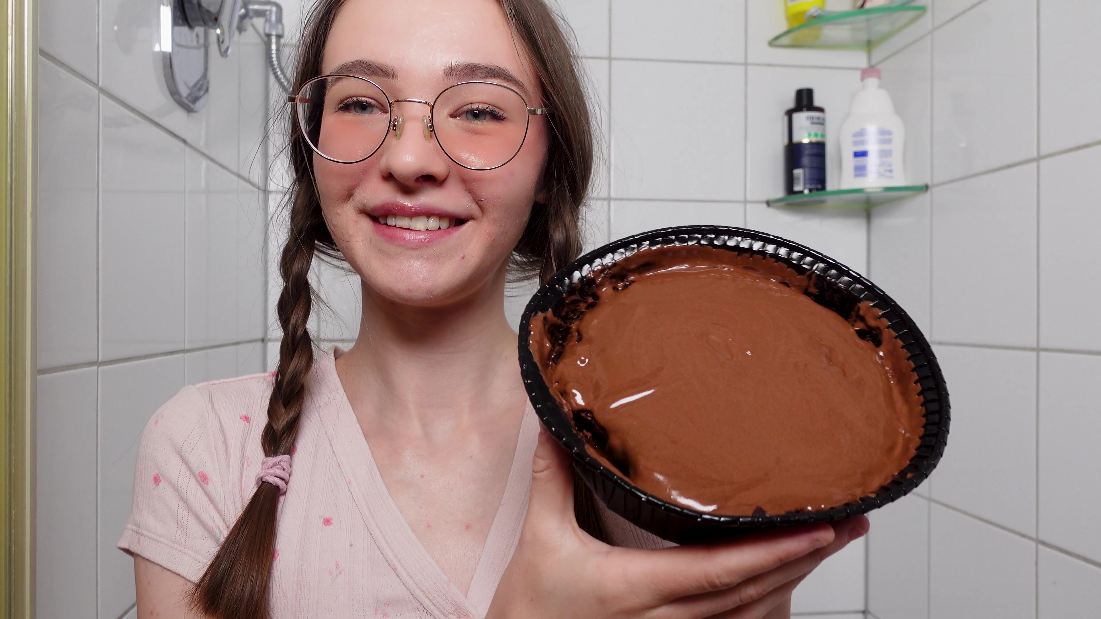 NICHT DAS WAS DU DENKST! Es ist NUR Schokokuchen!
Frag mich nicht wie ich immer auf sowas komme, aber ja ich hab ihn gekauft und wollte ihn eigentlich essen… EIGENTLICH! Nun habe ich ihn mit meinem Pussy Juice veredelt und mich komplett mit eingeschmiert! Schoko ist doch gut für dir haut! Jetzt musst du mit nur noch helfen mich sauber zu lecken!