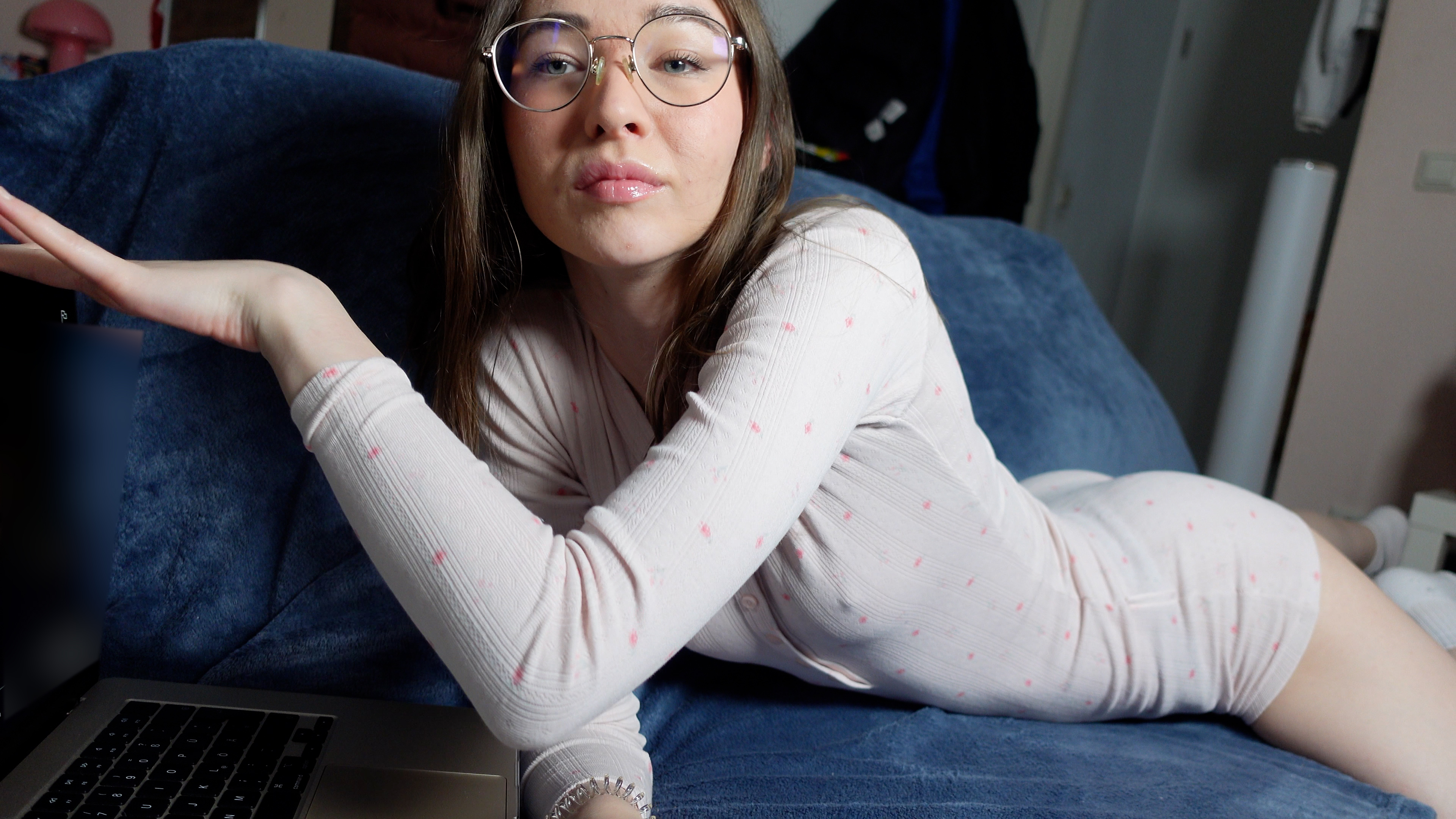 NETFICK & CHILL
Auch alleine kam es so wie es dabei immer kommt
Eigentlich wollte ich nur entspannt einen Film schauen… aber meiner Pussy war die Handlung ein bisschen zu flach und wollte es Deeper… Deep in mir! Hehe also wird mein Dildo schnell zum Hauptdarsteller und sorgt für die richtige Spannung mit Happy end