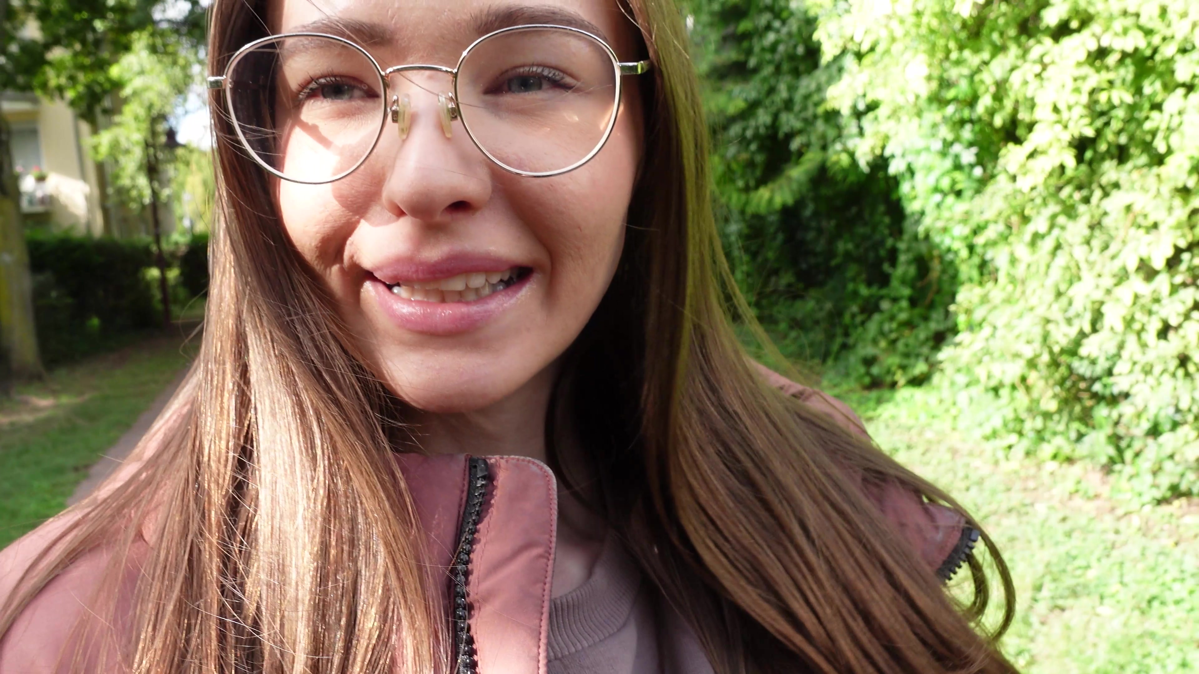 Draußen noch ganz brav unterwegs… aber kaum zuhause, kann ich nicht mehr an mich halten. Meine Finger gleiten über meine Klit und ich komme heftig zum Orgasmus