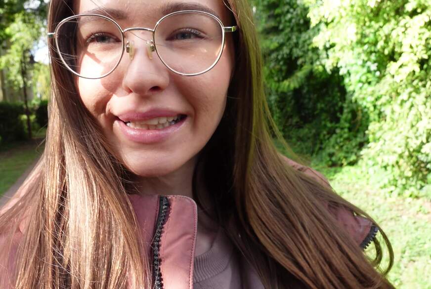 Emmi-Hill: Draußen brav, drinnen Orgasmus!