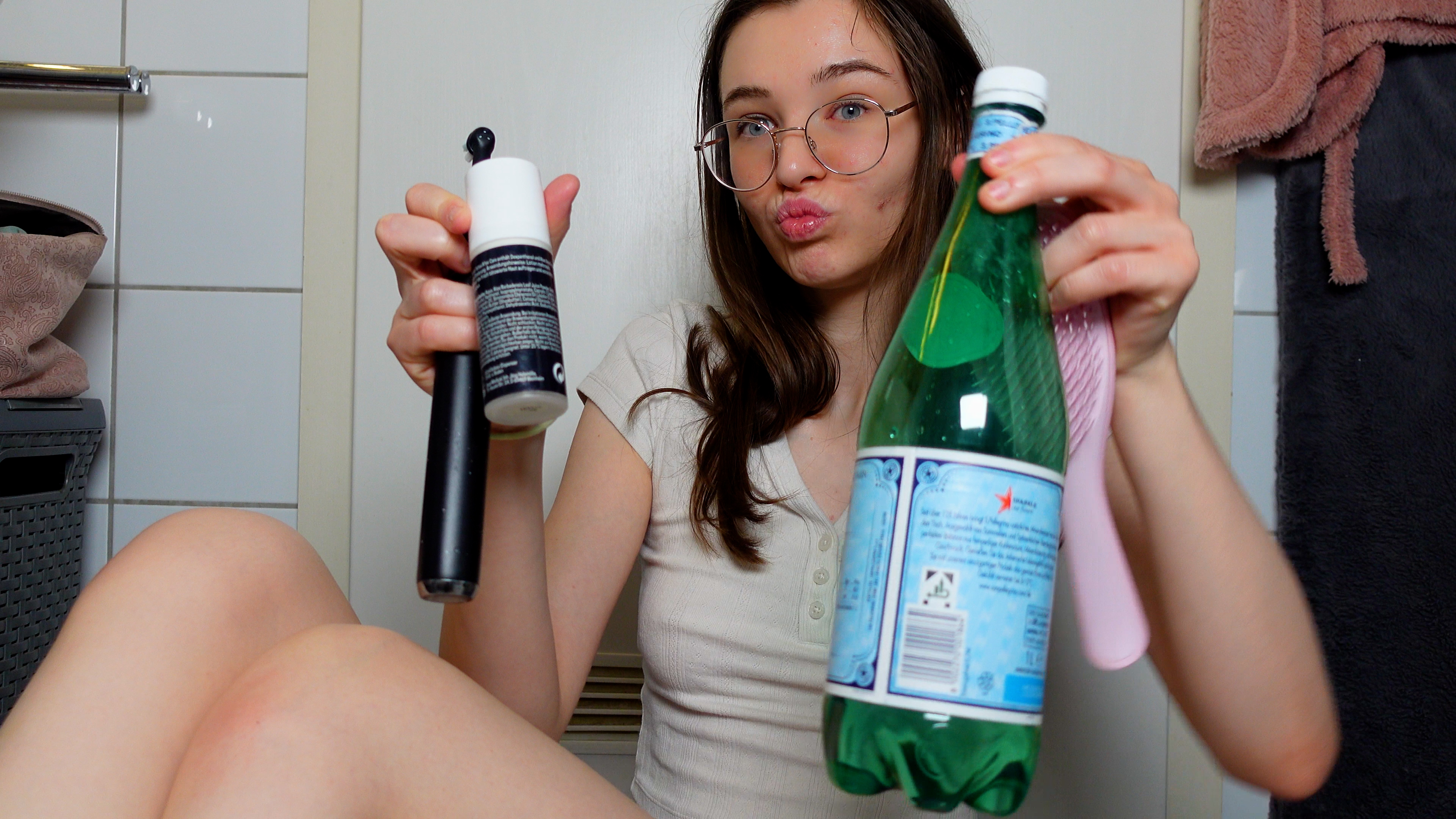 Ich hatte nen versexten Sex Traum… horny aufwachen ist echt nur geil wenn man nen Schwanz neben sich liegen hat! Obwohl… Schwanz auch manchmal langweilig sein kann… zumindest die, die ich selber bewegen muss, darum habe ich mir gedacht wir probieren mal ein paar andere Sachen aus. Welcher von den 4 Gegenständen sah am besten IN MIR aus?