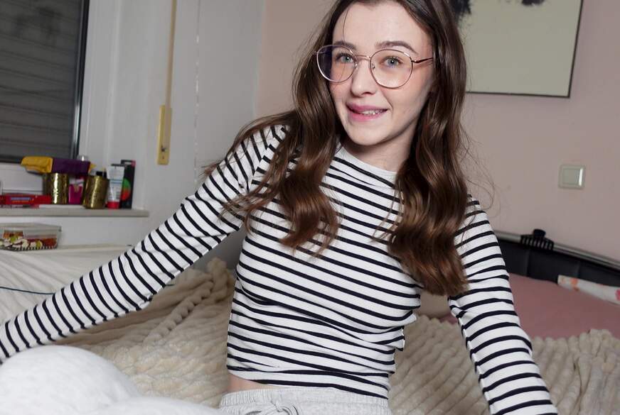 Emmi-Hill: CHEERLEADER S**t S****tING!!!