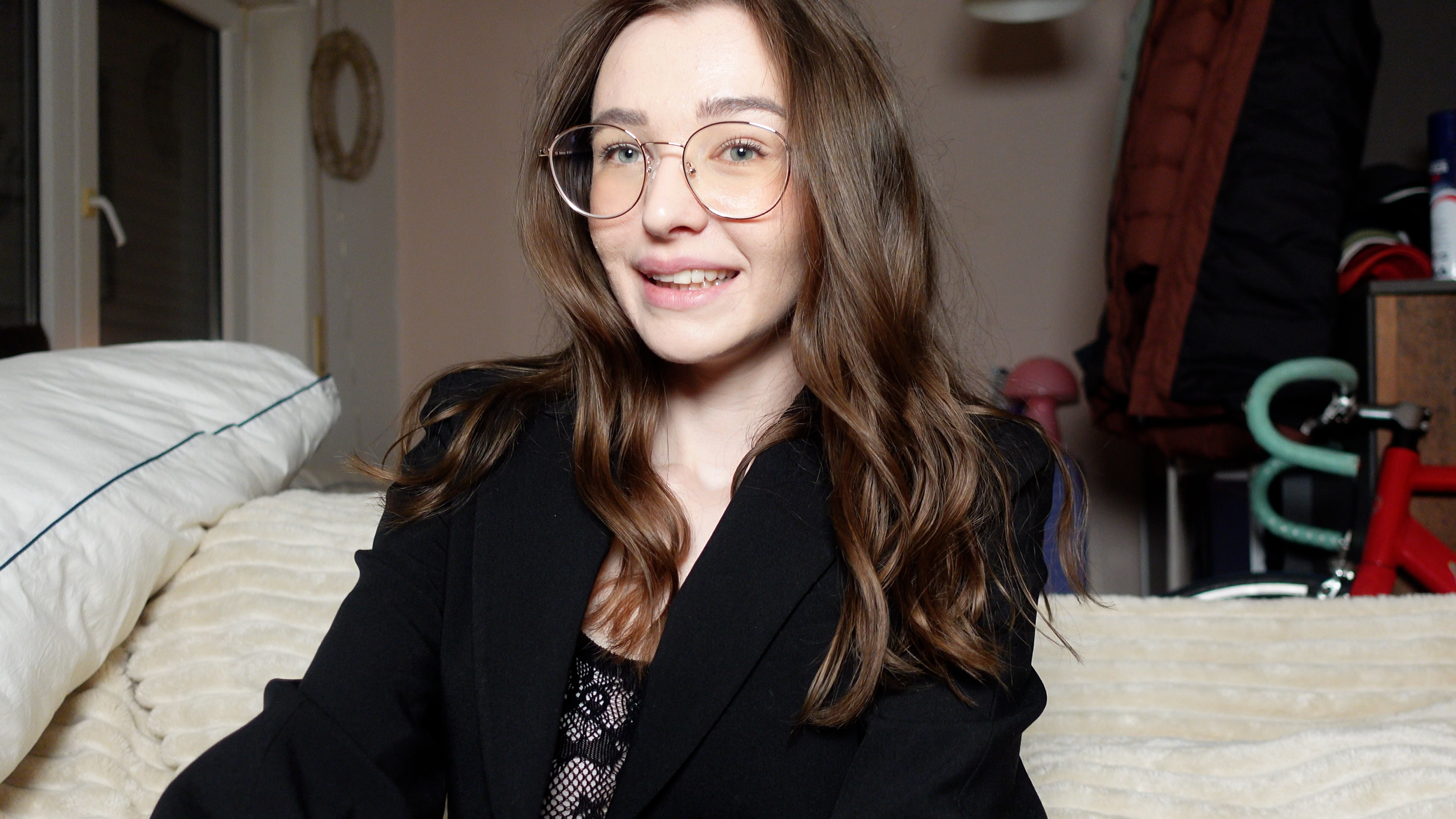 Heute gibt’s keine süße Emmi, sondern die Sexy Classy version von mir, sexy in schwarz mit Blazer! Wenn ich so zu einem Vorstellungsgespräch kommen würde wäre mir der Job doch sicher oder? Vor allem wenn wann mir noch so gut von den Lippen ablesen kann und meine Präsentation der nackten fakten so überzeugend ist!