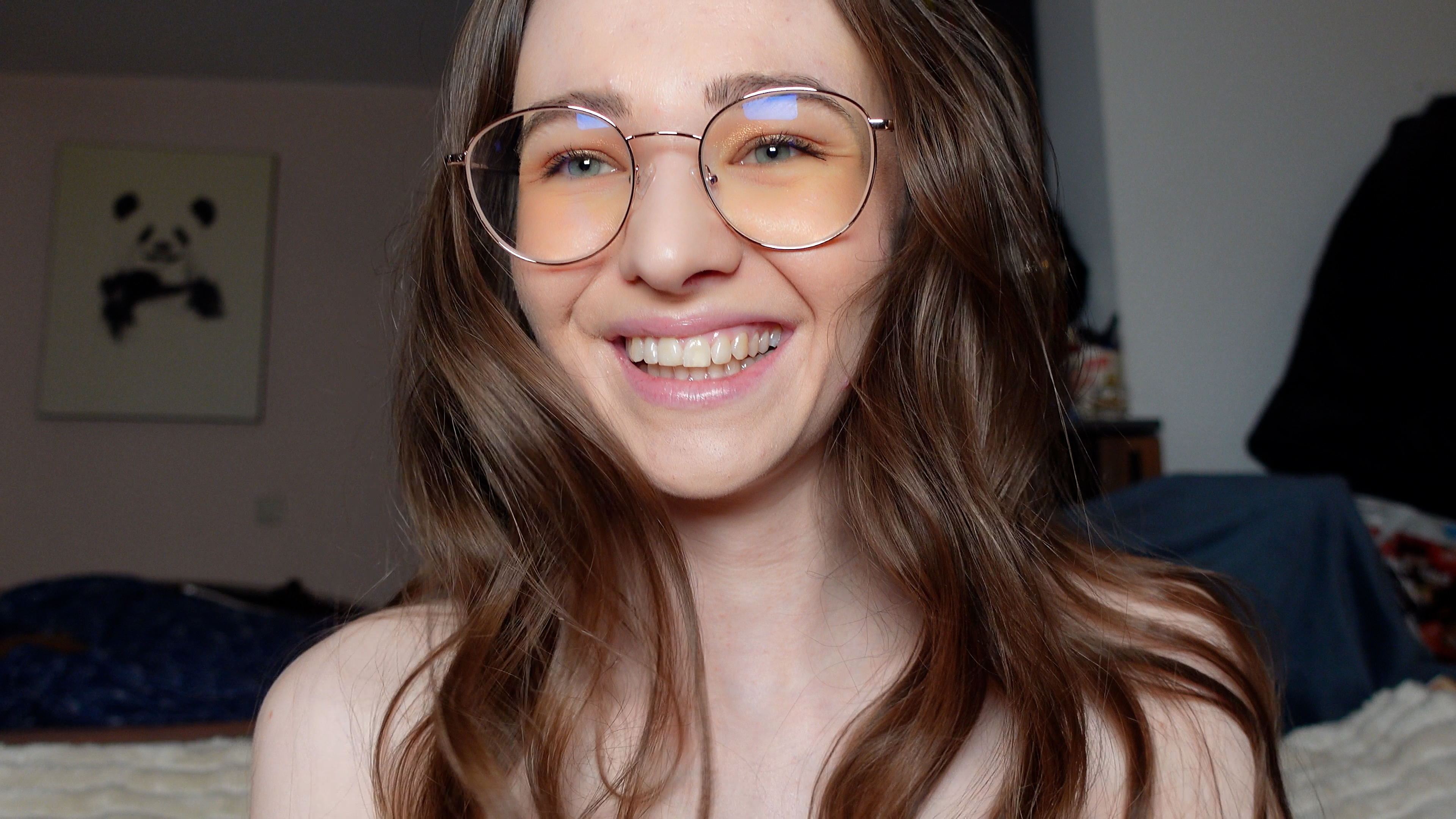 Kein Gerede, kein verbales Vorspiel. Es geht direkt zu Sache. Ich habe mir alle meine Lieblingstoys geschnappt und mich der Geilheit hingegeben! Manchmal will man einfach nur  ficken, wer hat schon immer bock auf Kennlernphase! haha