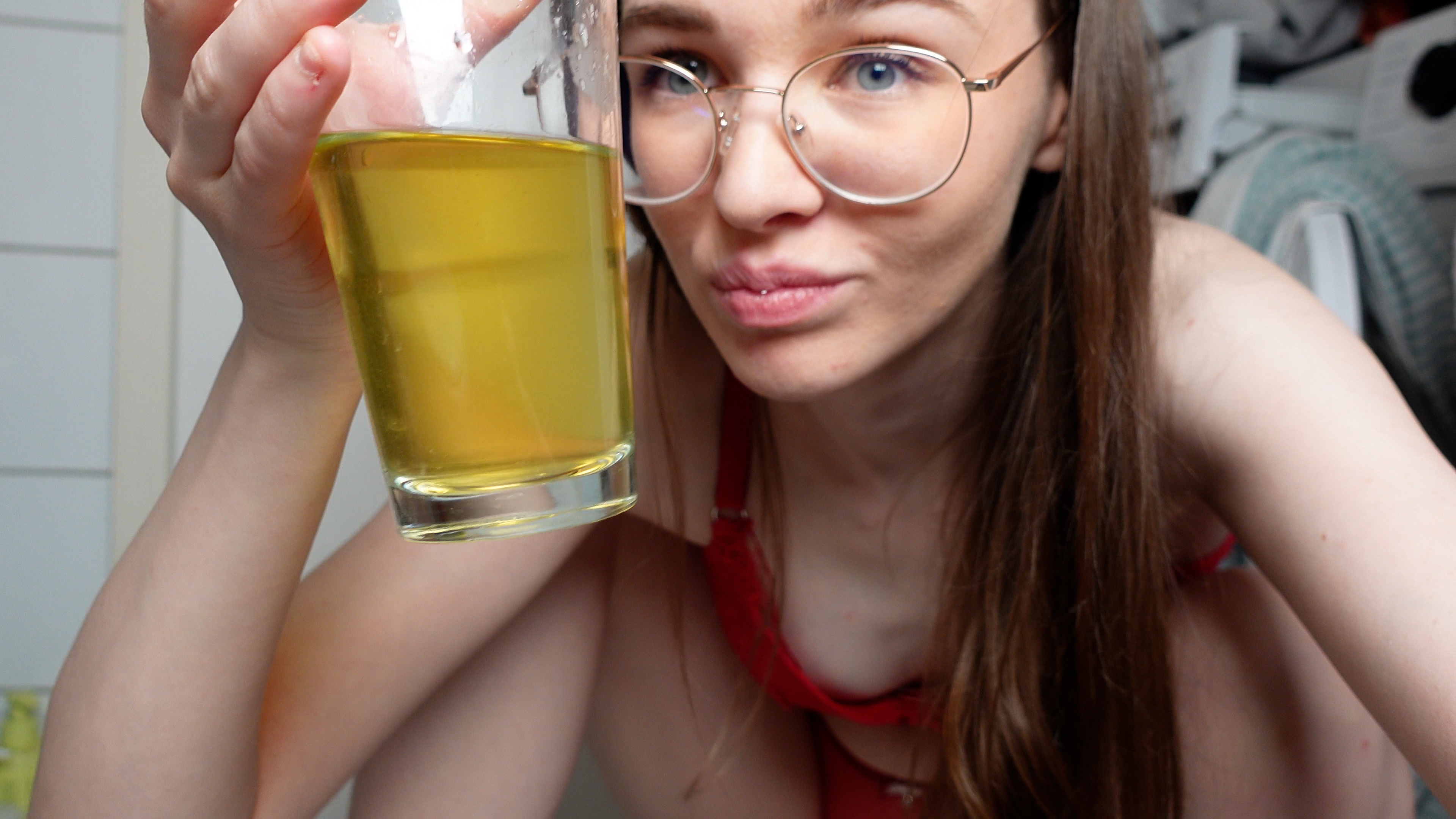 Der goldene Saft tropft von meinen XXL Lippen direkt ins Glas, breit für dich und deinen gierigen Schlund! hehe