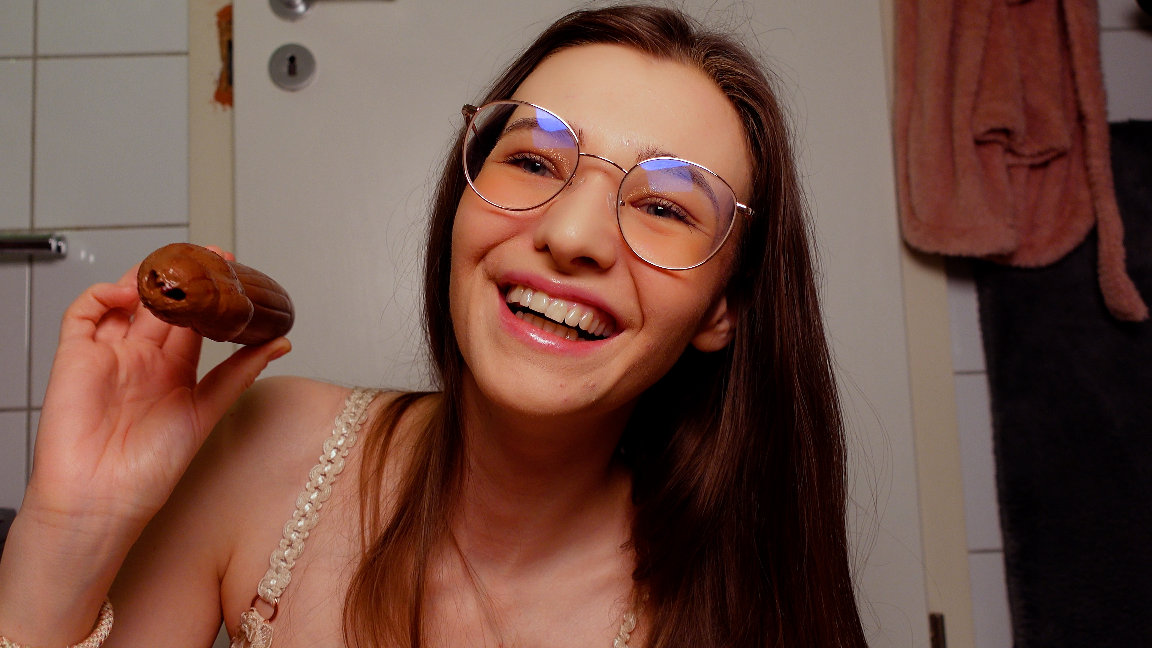 Hoho… was kommt denn da um die Ecke? Der Schokomann und der will mein Fötzchen schmecken bevor ich ihm den Kopf abbeiße, na den Wunsch wollen wir ihm doch gewähren! Hast du schon mal Muschi mit Schoki Geschmack geleckt?