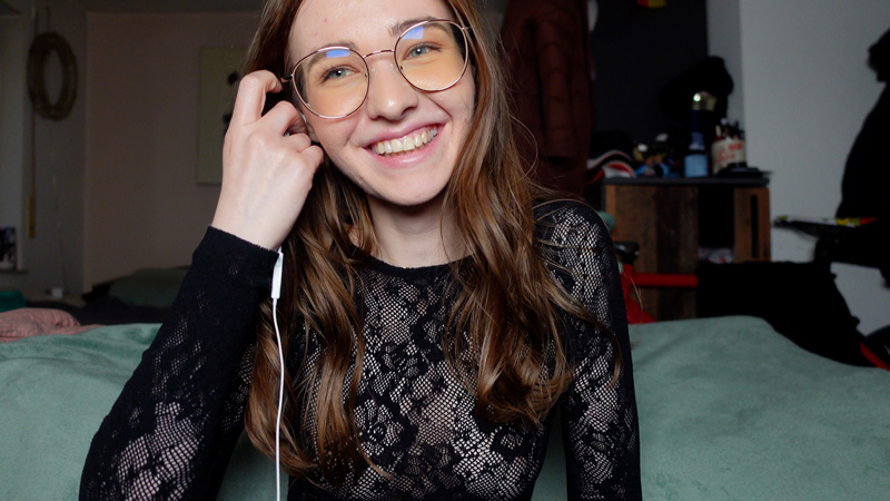 Ich schaue ein geiles Video auf dem Handy an und mache es mir dazu selbst. Wieso glaube ich, wir machen beide quasi das gleiche! Hihi und weißt du was wir auch beide machen… wir spritzen beide geil ab! Mein riesiger Dildo ist zwar pinker als dein Schwanz aber ich kann mir sehr gut vorstellen das deiner mich genauso hart zum squirten bringen würde oder?