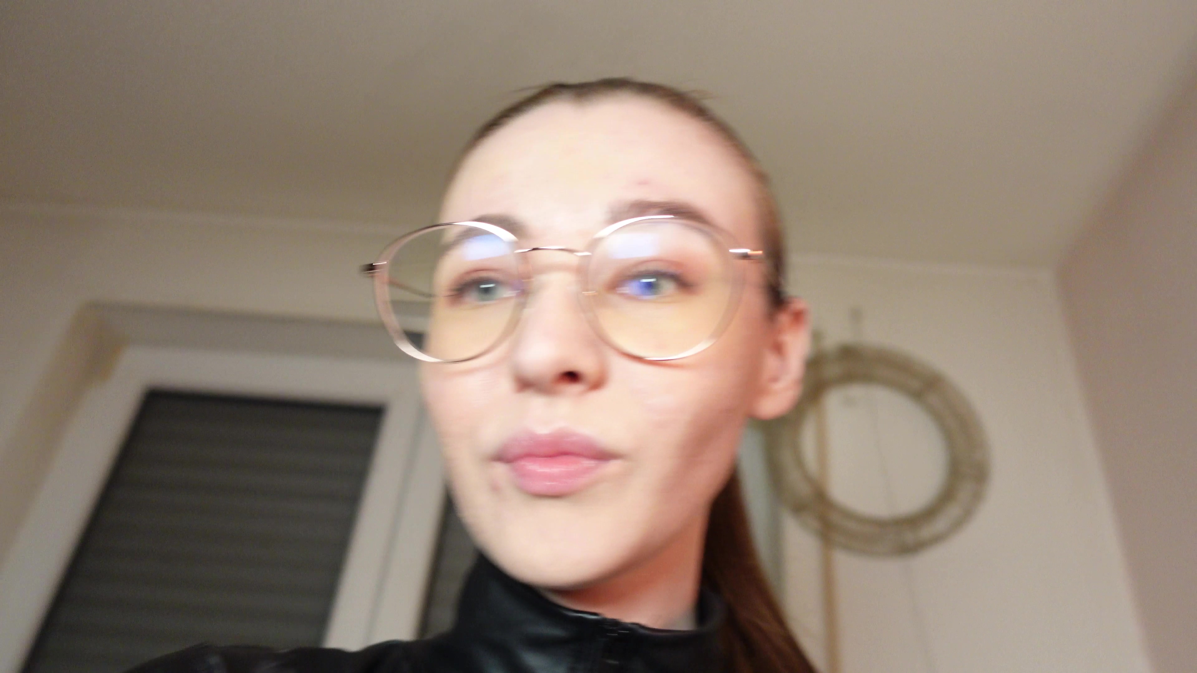 Meine innere Domina will spielen, sie will mir dir spielen! Ich will mit meinen High Heels auf dir rumtrampeln, erst auf deinem Körper und dann nehme ich mir deinen Schwanz vor, du weißt das du es willst und du willst meine Absätze auf dir spüren! Und wenn du ganz lieb bist gibt’s zum Schluss auch noch was zu sehen