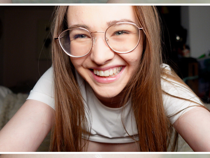 Ich finde gar keine Worte, ich glaube soooo viel habe ich noch nie gesquirtet, es kam einfach immer mehr und mehr! Es hat gar nicht aufgehört! Einfach ÜBERALL nass, meine Pussy, mein Bauch, sogar mein Gesicht, von meinem gefluteten Boden will ich gar nicht erst anfangen! Einfach nur geil mehr worte finde ich gar nicht um diese Squirt flut zu beschrieben! Sag mir auf einer Skala von 1-10 wie gerne hättest du mit deinem Gesicht vor meiner Pussy gesessen?